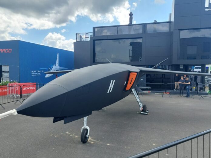 Das deutsche Technologie-Start-up Helsing hat heute auf der ILA 2026 in Berlin mit dem KI-gestützten, autonomen Flugzeug „CA-1 Electronic Attack“ erstmals sein Konzept für einen unbemannten Escort Jammer vorgestellt, das 2031 einsatzbereit sein soll.