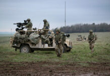 Britische Fallschirmjäger der 2. PARA-Battlegroup und ein Land Rover mit RWMIK (Revised Weapons Mounted Installation Kit) während der Übung „Wessex Storm 2020“