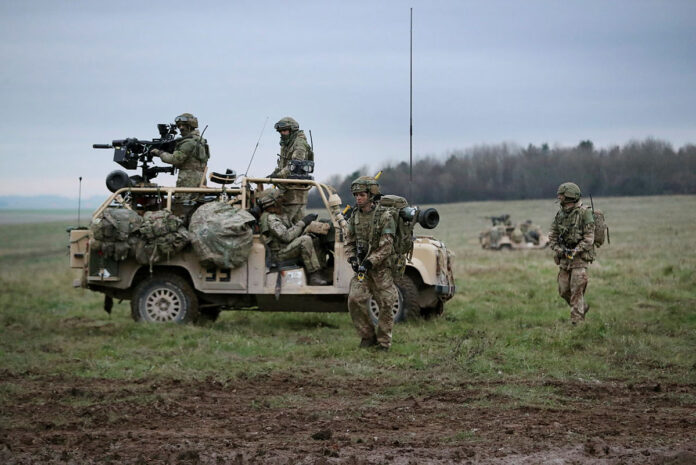 Britische Fallschirmjäger der 2. PARA-Battlegroup und ein Land Rover mit RWMIK (Revised Weapons Mounted Installation Kit) während der Übung „Wessex Storm 2020“
