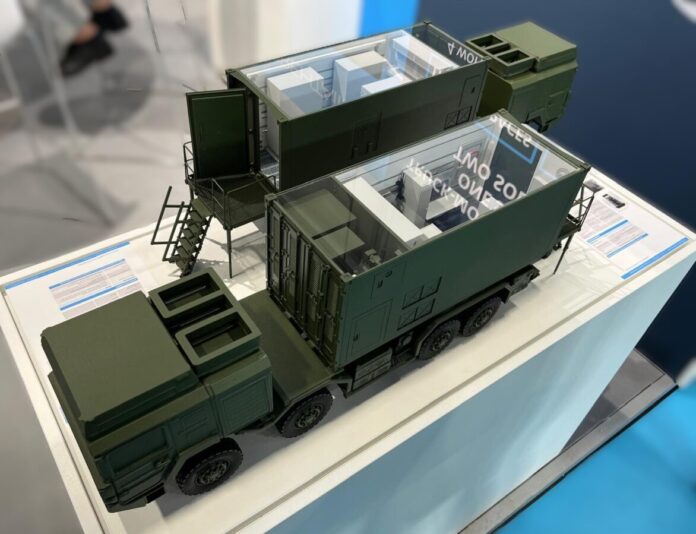 Die DREHTAINER GmbH, ein in Mecklenburg-Vorpommern ansässiger Hersteller für Spezialcontainer, zeigte auf der Eurosatory 2026 in Paris erstmals Mustermodelle für Containerlösungen „IT-Arbeitsplatz“ und „Systemtechnik“, mit denen die Bundeswehr zukünftig die in die Jahre gekommen Fernmeldekabinen ersetzen wird.