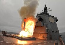 Die JS Chokai feuert zum ersten Mal einen Marschflugkörper vom Typ Tomahawk ab.