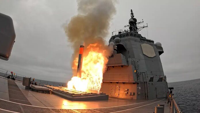 Die JS Chokai feuert zum ersten Mal einen Marschflugkörper vom Typ Tomahawk ab.