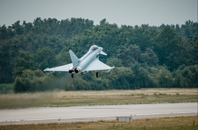 Das Flugzeug ist eines von 58 neuen Eurofightern, die Airbus derzeit in seinem Military Aircraft Centre in Manching für die deutsche Luftwaffe fertigt