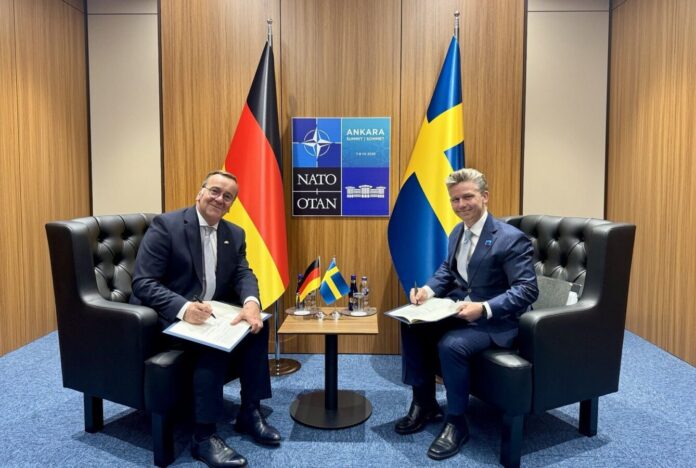 Verteidigungsminister Boris Pistorus hat heute am Rande des NATO-Gipfels in Ankara mit seinem schwedischen Amtskollegen Pal Jonson eine Absichtserklärung über eine vertiefte schwedisch-deutsche Zusammenarbeit im Bereich der Luft- und Raumfahrtfähigkeiten unterzeichnet.