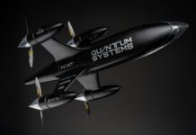 Nachdem der Apex Recordhunter von Quantum Systems bei internen Testflügen mit 699 km/h den geltenden Höchstgeschwindigkeits-Weltrekord inoffiziell übertroffen hat, soll in Kürze der offizielle Rekordflug folgen. Zudem nimmt die Quantum-Systems-Tochter WIY Drones zwei ukrainische Rekorde für Abfangdrohnen ins Visier.