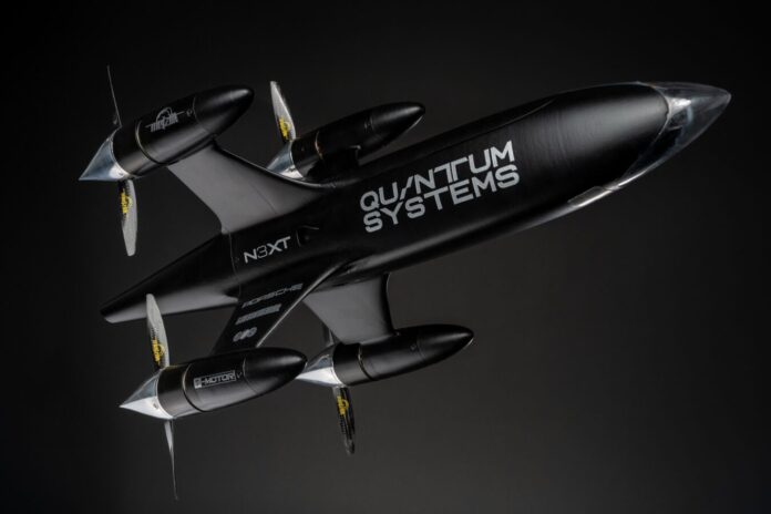 Nachdem der Apex Recordhunter von Quantum Systems bei internen Testflügen mit 699 km/h den geltenden Höchstgeschwindigkeits-Weltrekord inoffiziell übertroffen hat, soll in Kürze der offizielle Rekordflug folgen. Zudem nimmt die Quantum-Systems-Tochter WIY Drones zwei ukrainische Rekorde für Abfangdrohnen ins Visier.