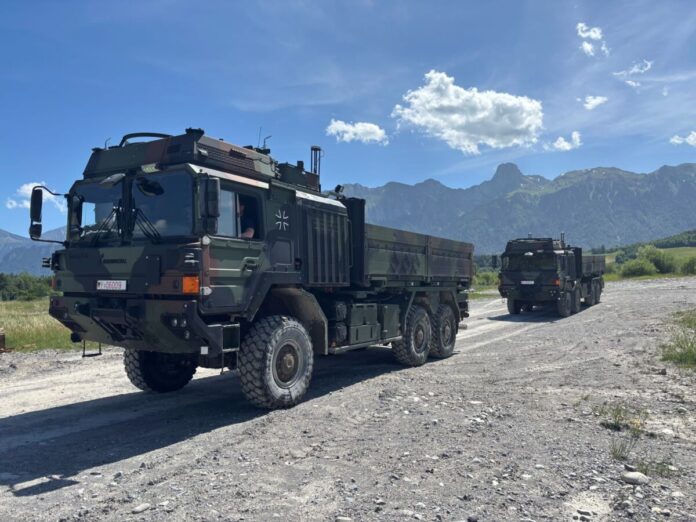 Die Rheinmetall MAN Military Vehicles GmbH hat im Auftrag des Bundeswehr-Beschaffungsamtes BAAINBw die Gesamtverantwortung für das Forschungsprojekt InterRoC VII (Interoperable Robotic Convoy VII) übernommen.
