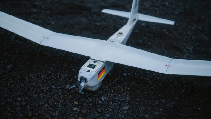 Der US-Drohnenhersteller AeroVironment ist eigenen Angaben zufolge mit der Lieferung von Aufklärungsdrohnen der Typen Puma AE (All Environment) und Puma LE (Long Endurance)b im Wert von 30,9 Millionen US-Dollar (umgerechnet rund 27 Millionen Euro) an die Bundeswehr beauftragt worden, was bis Ende 2026 abgeschlossen werden soll.