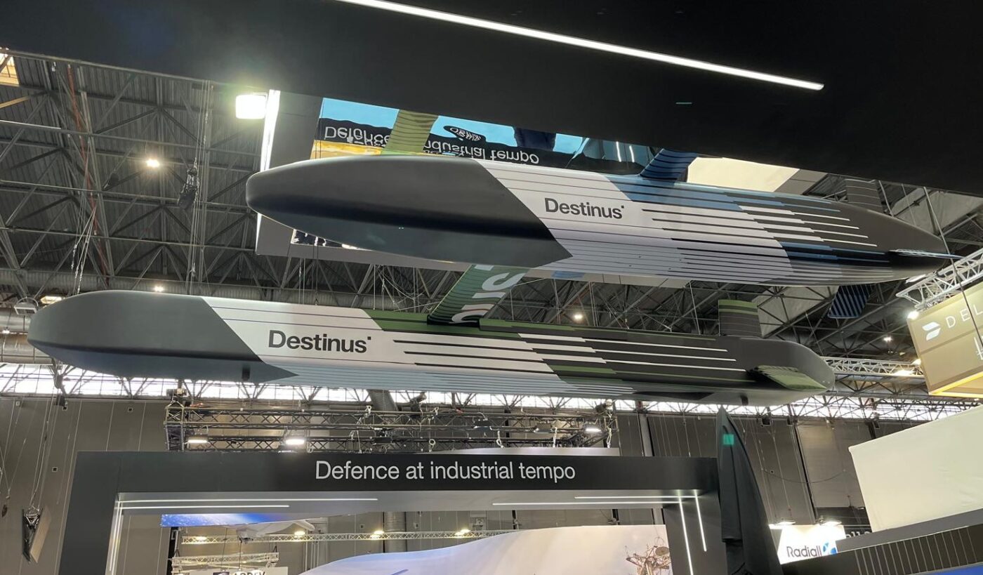 Mini-Marschflugkörper Kryla (Vordergrund) und Marschflugkörper Ruta Block 2 (Hintergrund) auf der Destinus Stand auf der Eurosatory 2026 in Paris.