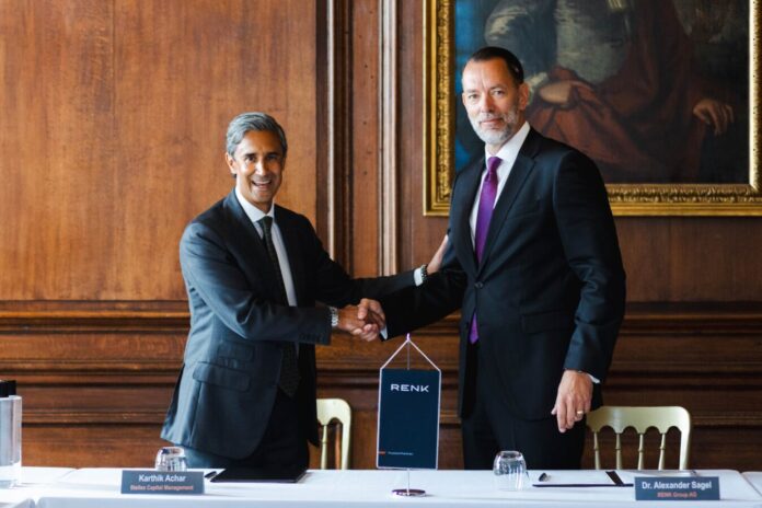Alexander Sagel, CEO der RENK Group AG, und Karthik Achar, Partner bei Stellex, bei der Vertragsunterzeichnung über den Erwerb von David Brown Defence.