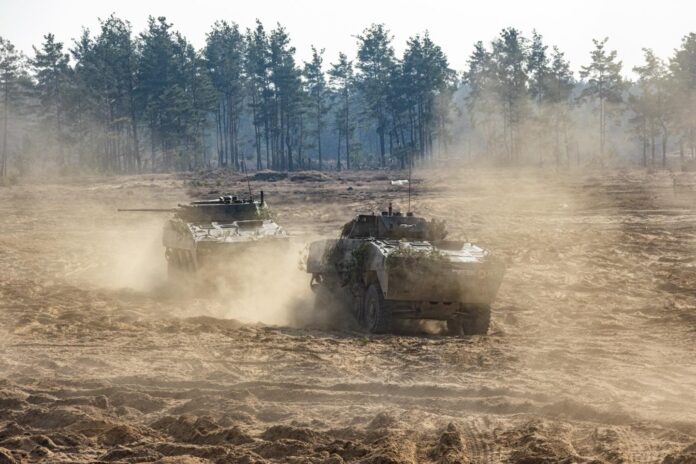 Die polnischen Streitkräfte führen die Anpassung ihrer Landstreitkräfte an die Erfahrungen aus dem Krieg in der Ukraine fort. Im Rahmen des seit knapp einem Jahr laufenden Pilotprojekts „Modell 44” erproben zwei mechanisierte Bataillone eine neue Organisationsstruktur. Dabei wird eine von vier herkömmlichen Kampfkompanien durch eine Kompanie für unbemannte Systeme ersetzt.