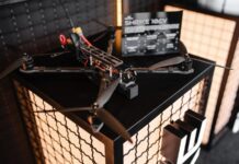 Das deutsch-amerikanische Defense-Tech-Unternehmen Auterion wird zusammen mit dem ukrainischen Drohnenhersteller Skyfall 50.000 Shrike-Kampfdrohnen an die ukrainischen Streitkräfte liefern, die mit Auterions Strike-Kit und dem Skynode-S-Autonomiemodul ausgestattet sind.
