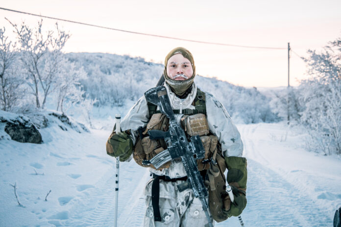 Soldat der norwegischen Streitkräfte in der Nordic Combat Uniform