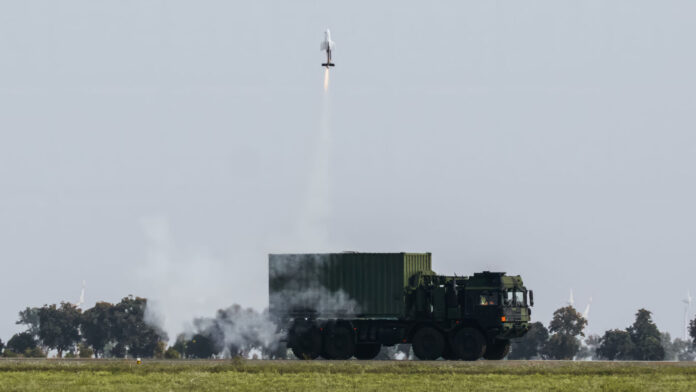 Der Düsseldorfer Rüstungskonzern Rheinmetall hat den erfolgreichen, lkw-gestützten Einsatz des Loitering Munition Systems FV-014 in der Bewegung demonstriert. Dabei wurde das Wirkmittel aus dem von Rheinmetall entwickelten Containerized Missile Launcher verschossen.