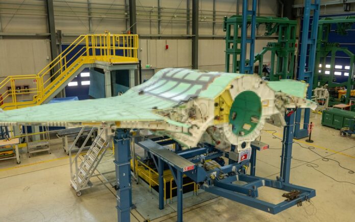 Die Produktion der Schweizer Kampfflugzeuge des Typs F-35A schreitet nach Angaben der armasuisse planmäßig voran: Im italienischen Cameri wurde nach Angaben des schweizerischen Bundesamtes für Rüstung der erste Rumpfabschnitt mit dem ersten Flügel zusammengebaut.