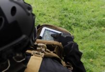 Nachdem der Haushaltsausschuss des Bundestages am 8. Juli die entsprechende 25-Mio-Vorlage gebilligt hat, wurde Hensoldt vom Bundeswehr-Beschaffungsamt BAAINBw mit der Lieferung von Ausstattungssätzen „Joint Fire Support Team abgesessen“ an die Bundeswehr beauftragt.