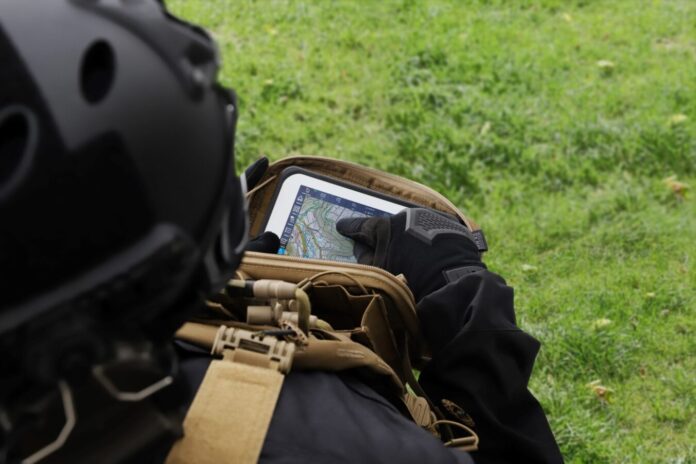 Nachdem der Haushaltsausschuss des Bundestages am 8. Juli die entsprechende 25-Mio-Vorlage gebilligt hat, wurde Hensoldt vom Bundeswehr-Beschaffungsamt BAAINBw mit der Lieferung von Ausstattungssätzen „Joint Fire Support Team abgesessen“ an die Bundeswehr beauftragt.