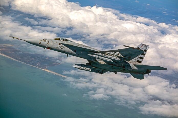 Ein Waffentests ausgerüstetes Flugzeug des Typs F-A-18E Super Hornet bewaffnet mit vier AIM-424 Long Range Air-to-Air Missiles (LRAAM) – Malice