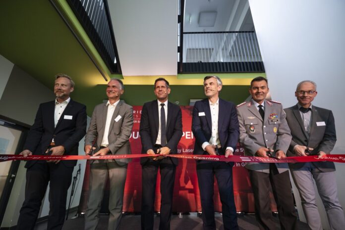 Die FiberBridge Photonics GmbH hat in der vergangenen Woche zusätzliche Produktionsflächen für die Fertigung von Hochleistungslasersysteme im Beisein des niedersächsischen Ministerpräsidenten Olaf Lies und weiterer Gäste offiziell in Betrieb genommen.