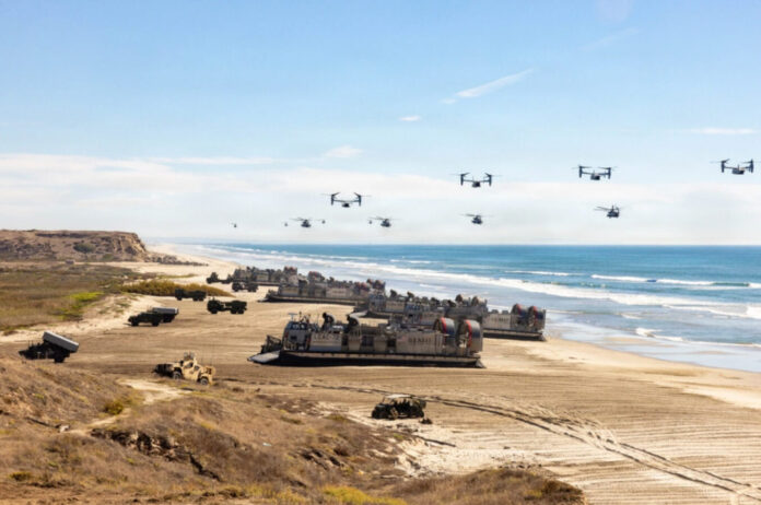 Mit „Ground Combat Element 2040“ hat das U.S. Marine Corps im Juli 2026 eine aktualisierte Perspektive auf die künftige Entwicklung seiner Landkomponente vorgelegt. Das Dokument beschreibt nicht nur, welche Technologien die Marines bis 2040 nutzen wollen, sondern versucht, daraus ein umfassendes Konzept für den Einsatz von Bodentruppen in einem zunehmend transparenten, vernetzten und umkämpften Gefechtsraum abzuleiten.