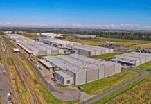 Die DIRKS Group startet nach eigenen Angaben ab September mit der Weiterentwicklung eines zusammenhängenden Logistik- und Industrieareals zur Nutzung für Projekte der Rüstungsindustrie und deren Zulieferer sowie öffentliche Auftraggeber aus dem Sicherheits- und Verteidigungsbereich in Emden.