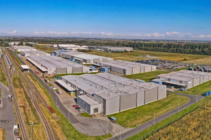 Die DIRKS Group startet nach eigenen Angaben ab September mit der Weiterentwicklung eines zusammenhängenden Logistik- und Industrieareals zur Nutzung für Projekte der Rüstungsindustrie und deren Zulieferer sowie öffentliche Auftraggeber aus dem Sicherheits- und Verteidigungsbereich in Emden.