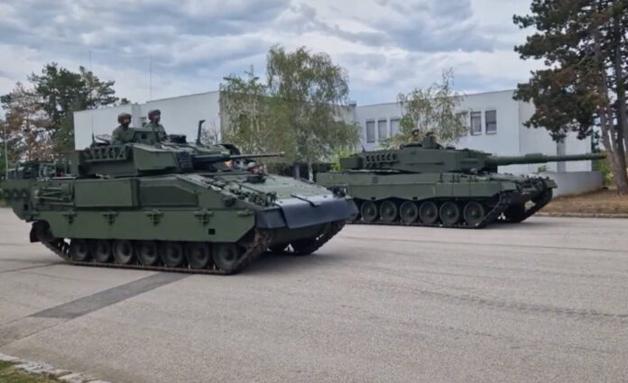 Das österreichische Bundesheer hat die ersten kampfwertgesteigerten Kampfpanzer des Typs Leopard 2 sowie kampfwertgesteigerte Schützenpanzer des Typs Ulan erhalten.