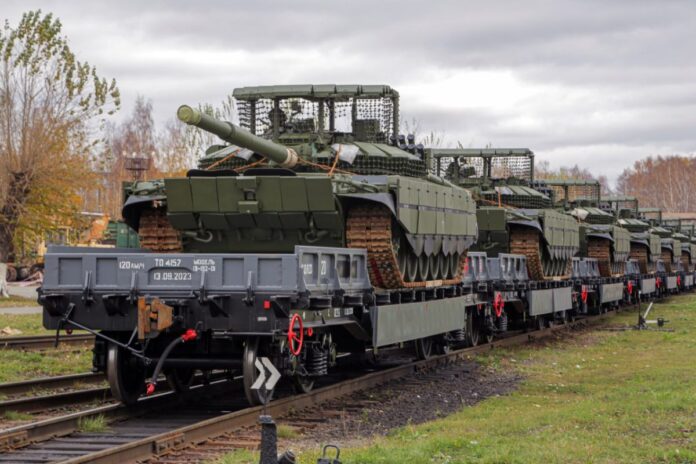 Kampfpanzer des Typs T-72B3M per Bahntransport auf dem Weg zu den russischen Streitkräften