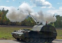 Panzerhaubitze 2000 im Scharfen Schuss