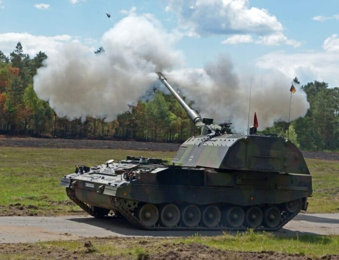 Panzerhaubitze 2000 im Scharfen Schuss