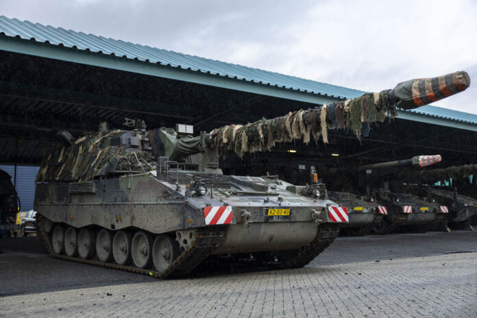 Das niederländische Verteidigungsministerium hat eine Marktsichtung für ein Drohnenschutznetzsystem gestartet, mit dem das Schutzniveau der Panzerhaubitze 2000 gegen Drohnenangriffe erhöht werden kann