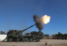 Die U.S. Army hat die US-Tochter des südkoreanischen Rüstungskonzerns Hanwha Aerospace mit der Entwicklung und Lieferung von sechs Prototypen einer zukünftigen Radhaubitze beauftragt. Bei dem Artilleriesystem handelt es sich um den auf einer 8x8-Lkw-Plattform integrierten, vollautomatischen Geschützturm der Variante K9 A2.