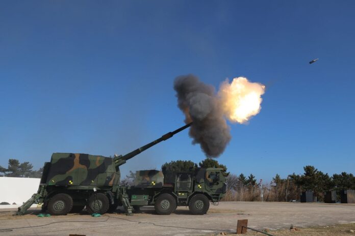 Die U.S. Army hat die US-Tochter des südkoreanischen Rüstungskonzerns Hanwha Aerospace mit der Entwicklung und Lieferung von sechs Prototypen einer zukünftigen Radhaubitze beauftragt. Bei dem Artilleriesystem handelt es sich um den auf einer 8x8-Lkw-Plattform integrierten, vollautomatischen Geschützturm der Variante K9 A2.