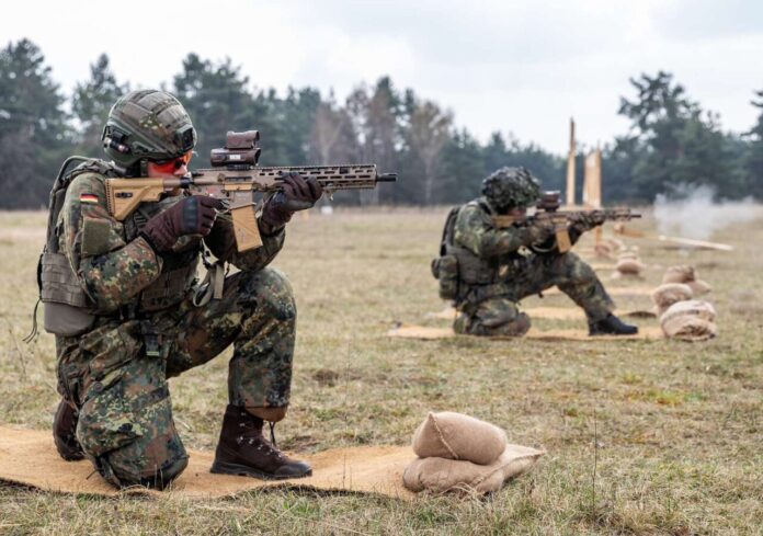 Das G95 basiert auf dem HK416 A8 von Heckler & Koch und ist ein indirekter Gasdrucklader mit Kurzhub-Gaskolbensystem und Drehkopfverschluss im Kaliber 5,56 x 45 mm.