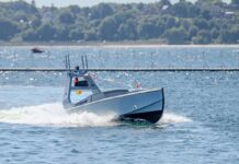 Das deutsche Defence-Tech-Unternehmen STARK hat das erste autonome unbemannte Überwasserfahrzeug (USV) an das Kommando CIR ausgeliefert. Unter dem Namen „Seetaube“ soll das auf STARKs Vanta basierende sechs Meter lange USV künftig offiziell in Dienst genommen werden.