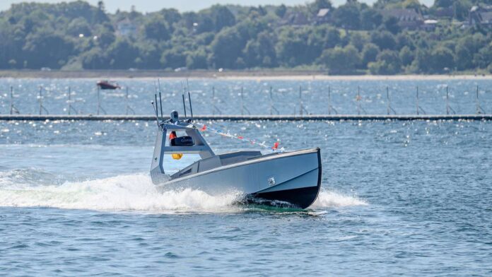 Das deutsche Defence-Tech-Unternehmen STARK hat das erste autonome unbemannte Überwasserfahrzeug (USV) an das Kommando CIR ausgeliefert. Unter dem Namen „Seetaube“ soll das auf STARKs Vanta basierende sechs Meter lange USV künftig offiziell in Dienst genommen werden.