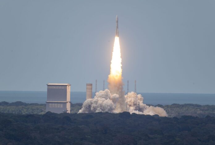 Nur der französische Weltraumbahnhof in Kourou, der bei etwa 5° nördlicher Breite liegt, kann die am Äquator größere Erdrotation für Raketenstarts nutzen.