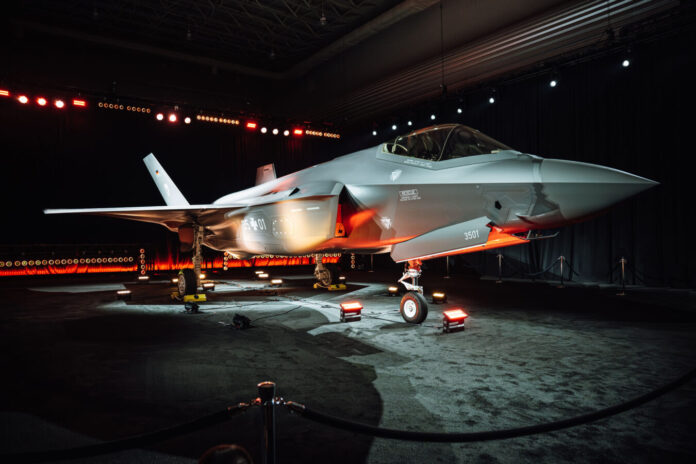 Im Rahmen eines feierlichen Rollouts hat Verteidigungsminister Boris Pistorius heute das erste Kampfflugzeug des Typs F-35A Lightning II für die deutsche Luftwaffe in Fort Worth vom Hersteller Lockheed Martin übernommen.