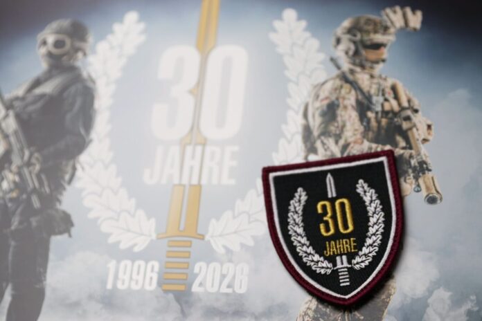 Das Kommando Spezialkräfte wurde am 20. September 1996 am Standort der ehemaligen Luftlandebrigade 25 in der Graf-Zeppelin-Kaserne in Calw als Reaktion auf die Geschehnisse 1994 in Ruanda – als deutsche Staatsbürger von belgischen Para-Commandos befreit und evakuiert werden mussten – offiziell in Dienst gestellt. Heute feiert der Verband sein 30-jähriges Bestehen.