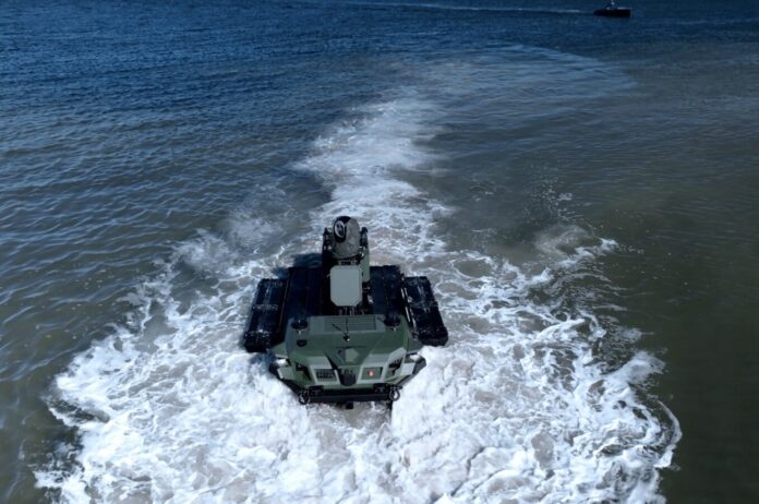 American Rheinmetall, eine US-amerikanische Tochter des Düsseldorfer Rüstungskonzerns Rheinmetall, wurde mit der Herstellung und Lieferung mehrerer autonomer unbemannter Bodenfahrzeuge (A-UGV) des Typs Mission Master SP sowie dazugehöriger Marine-Kits an das U.S. Marine Corps Warfighting Laboratory beauftragt.