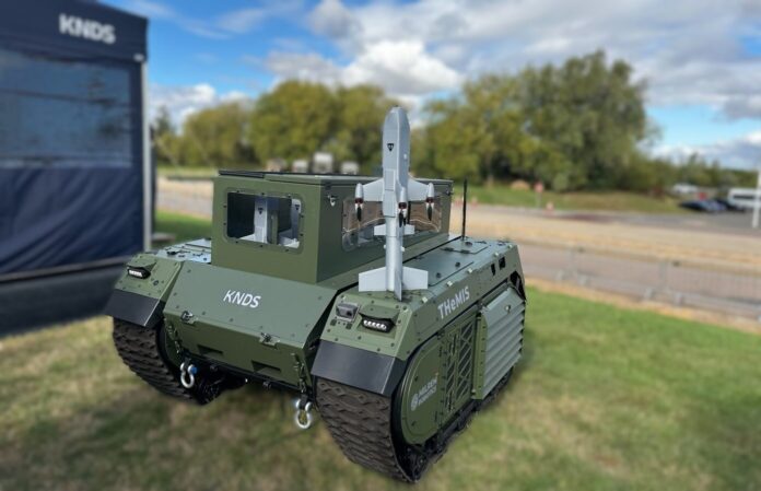 Das Münchener Technologieunternehmen TYTAN Technologies hat im Rahmen der Rüstungsmesse DVD2026 im britischen Millbrook erstmals seine neue, raketengestützte Abfangdrohne „HYPERION“ vorgestellt. Gezeigt wurde eine in das UGV THeMIS von KNDS Deutschland integrierte Variante des Drohnenabwehrsystems mit zehn HYPERION-Abfangdrohnen.