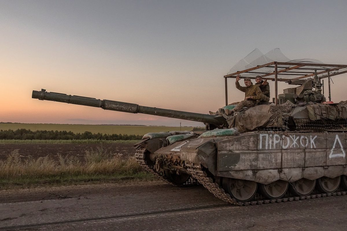 Ein erbeuteter russischer T-90M mit einer frühen Version eines Drohnenschutzkäfigs.