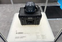 Mit R-Zero habe STARK zusammen mit Raydiant RF bereits sein erstes eigenes System für die Elektronische Kampfführung entwickelt. Das System ermöglicht der Mitteilung zufolge unbemannten Plattformen die aktive Aufklärung und Lokalisierung feindlicher Sender und Radaranlagen.