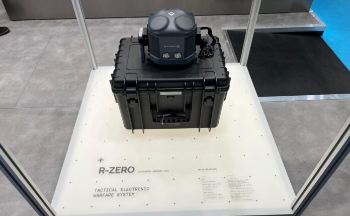 Mit R-Zero habe STARK zusammen mit Raydiant RF bereits sein erstes eigenes System für die Elektronische Kampfführung entwickelt. Das System ermöglicht der Mitteilung zufolge unbemannten Plattformen die aktive Aufklärung und Lokalisierung feindlicher Sender und Radaranlagen.