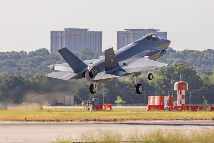 Die erste für die Luftwaffe bestimmte Maschine des Typs F-35A Lightning II, mit der Kennung 35+01, hat ihren Erprobungsflug erfolgreich absolviert.