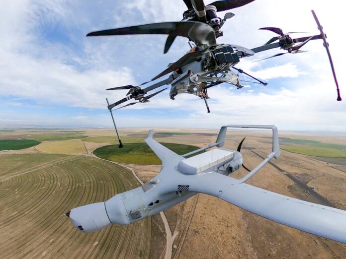 Gogo Special Missions, der Militär- und Regierungsbereich des an der Nasdaq gelisteten US-Unternehmens Gogo, und Insitu, ein Unternehmen der Boeing-Gruppe, haben nach eigenen Angaben Tests und die Integration einer neuen, modifizierten Hochgeschwindigkeits-Satellitenkonnektivitätslösung abgeschlossen, die speziell auf unbemannte Flugsysteme (UAS) der Gruppe 3 zugeschnitten ist.