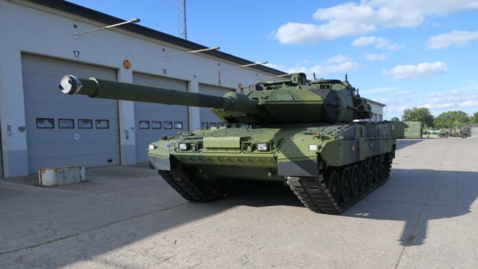 Die schwedische Beschaffungsbehörde FMV (Försvarets materielverk) hat eigenen Angaben zufolge den ersten kampfwertgesteigerten Kampfpanzer Leopard 2 – in Schweden unter der Bezeichnung Stridsvagn 123A (Panzer 123A) eingeführt – von KNDS Deutschland erhalten.