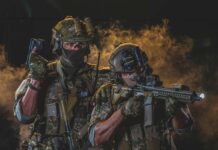 Kommandosoldaten mit Nachtsehbrille und Fusionsbrille