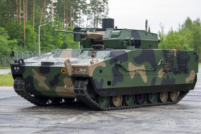 Die polnischen Streitkräfte beabsichtigen neben dem schwimmfähigen leichten Schützenpanzer des Typs Borsuk auch eine schwerere, besser geschützte Schützenpanzervariante einzuführen, von dem auf der MSPO 2026 im polnischen Kielce der erste Demonstrator gezeigt wurde.
