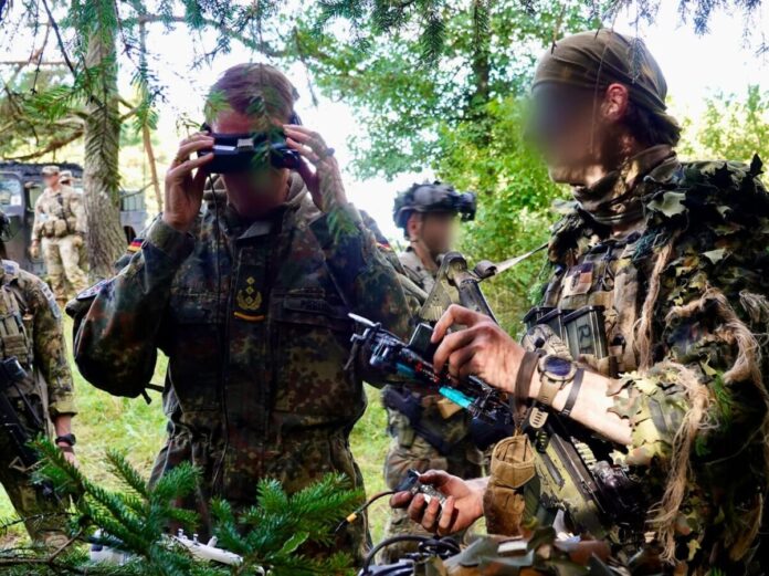 Mit dem Projekt EULE will die Bundeswehr hingegen erstmalig „marktverfügbare, kleine, unbemannte Luftfahrzeugsysteme“ beschaffen, die als „querschnittliche Fähigkeit für Aufklärungs-, Erkundungs- und Überwachungsaufträge in militärischen Organisationsbereichen eingesetzt werden“ sollen.